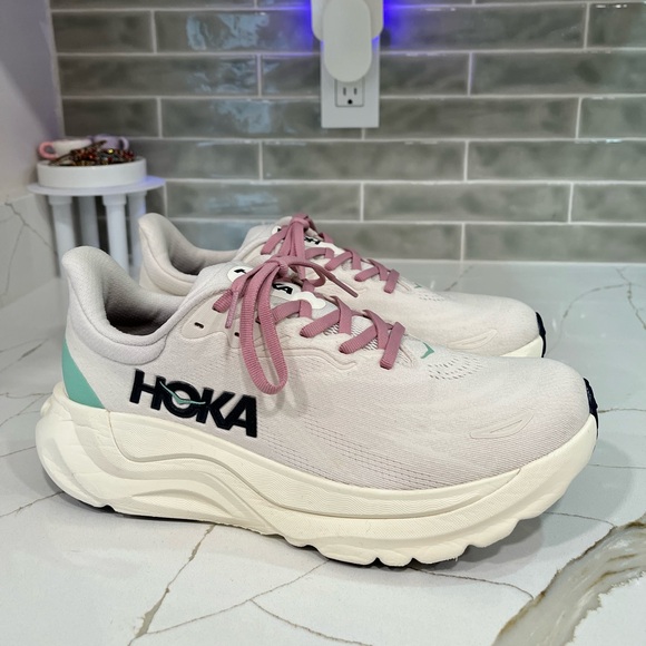 Hoka Shoes - Hoka Arahi 8 WIDE Running Shoes Women’s Size 9.5D Color Rose Cream/Alabaster